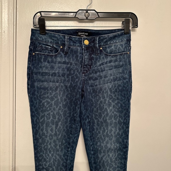 "Bebe" Women's Leopard Print Skinny Jeans Size 25 - Picture 3 of 5